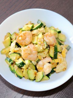 รูปของ ซูกินีผัดไข่และกุ้ง