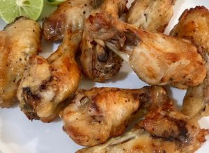 Una foto de Alitas de pollo al limón y pimienta en airfrier