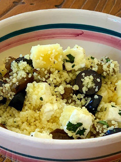 Una foto de Ensalada de cuscús, berenjena asada, queso feta y manzana