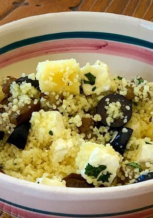 Una foto de Ensalada de cuscús, berenjena asada, queso feta y manzana