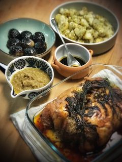 Una foto de Pollo relleno con guarnición