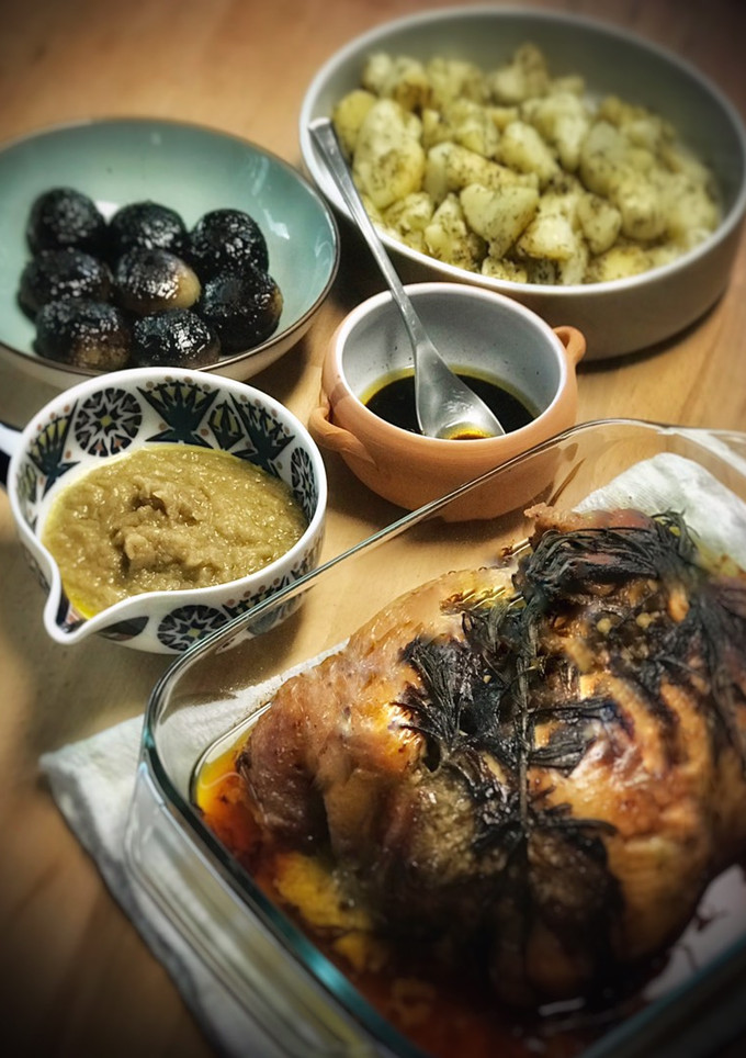 Una foto de Pollo relleno con guarnición
