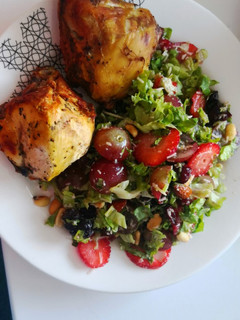 Una foto de Ensalada de lechuga, fresas y uvas