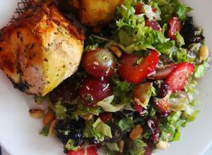 Una foto de Ensalada de lechuga, fresas y uvas