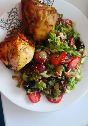 Una foto de Ensalada de lechuga, fresas y uvas