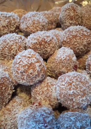 Rumos-meggyes kókuszgolyó recept fotója