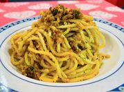 Una foto di spaghetti e alici