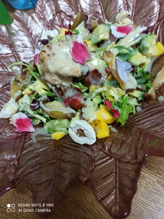Una foto de Ensalada templada de fresas al Pedro Ximénez y choco blanco