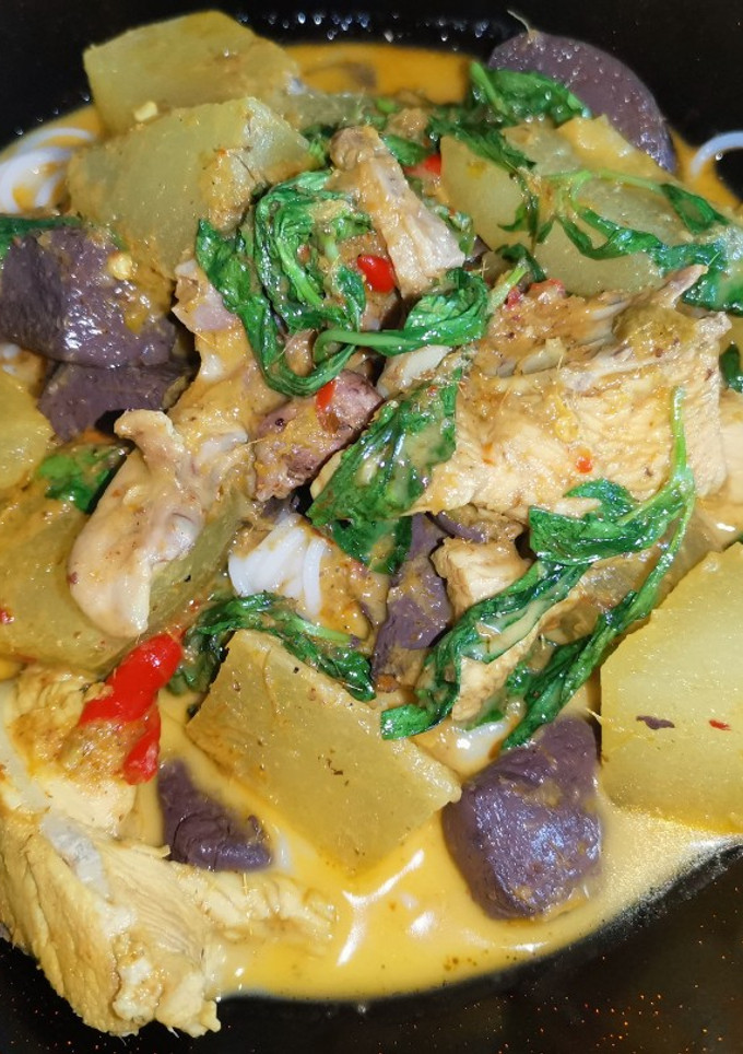 A picture of Green Curry Chicken with Winter Melon.