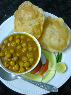 पूरी छोले (poori chole recipe in Hindi) रेसिपी मुख्य फोटो