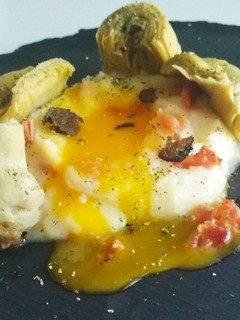 Una foto de Parmentier de jamón con alcachofas y yema