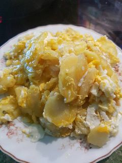Una foto de Patatas revueltas con huevo