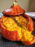 Zucca Hokkaido al forno ripiena di risotto alla zucca, cipollotto, caprino e peperoncino