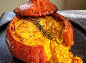 Foto di Zucca Hokkaido al forno ripiena di risotto alla zucca, cipollotto, caprino e peperoncino