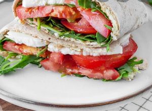 Zdjęcie przepisu Wrap śniadaniowy z mozarellą 250 kcal / śniadanie.