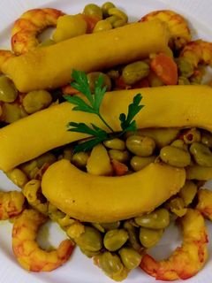 Una foto de Verduras con chocos y langostinos