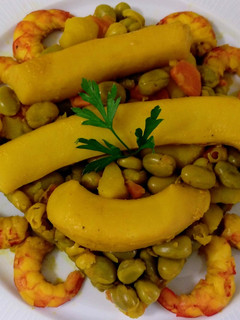 Una foto de Verduras con chocos y langostinos