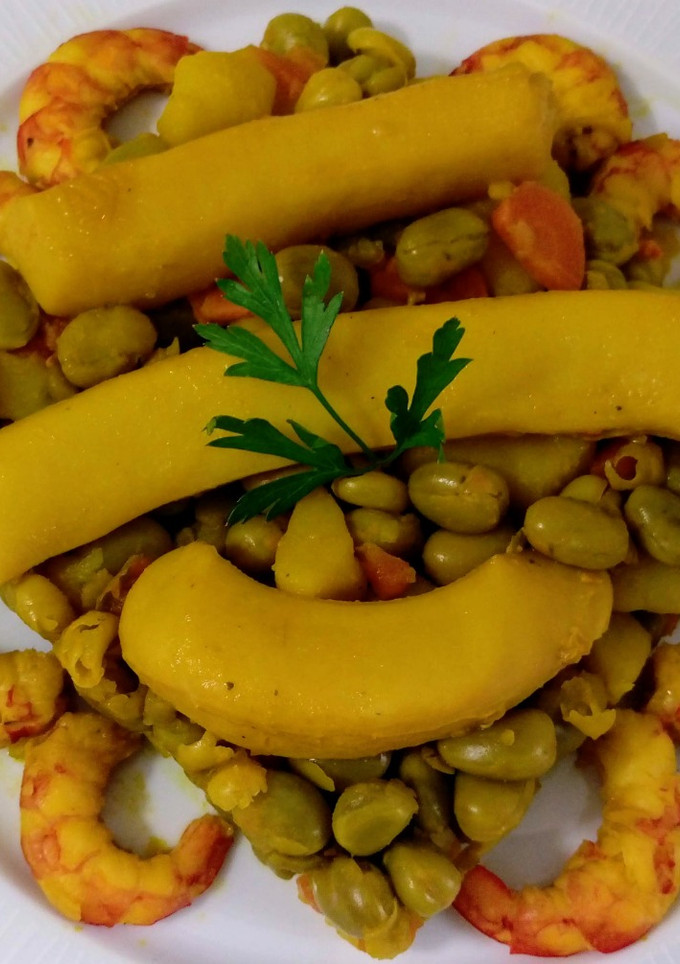 Una foto de Verduras con chocos y langostinos