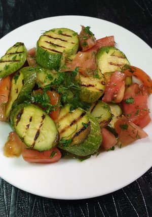 صورة لوصفة سلطة الكوسا المشوية🥗