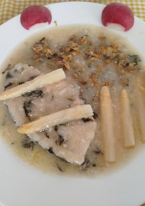 Una foto de Pez espada o Emperador en salsa con espárragos y berberecho