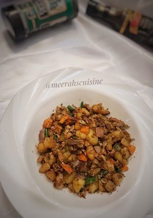 A picture of Potatoes and egg stir fry.