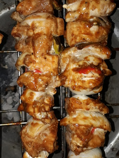 Una foto de Brochetas de pollo al carbón