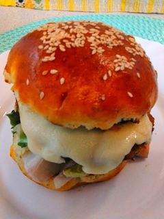 Sajtburger karamellizált lila hagymával recept fotója