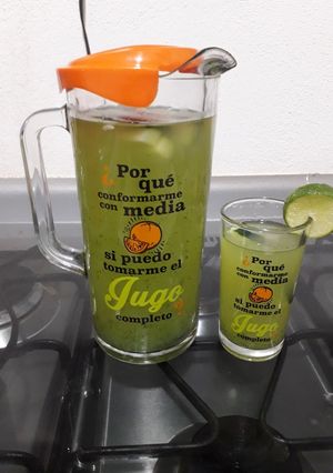 Una foto de Bebida refrescante de pepino 😥😊🥒🥃