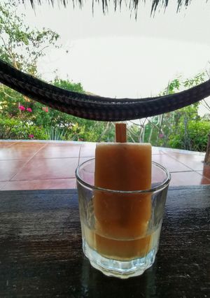 Una foto de Paleta helada de tamarindo con mezcal