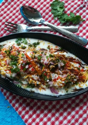 A picture of Steamed rice tikki chaat.