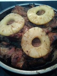 Una foto de Pernil navideño venezolano