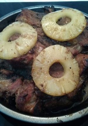 Una foto de Pernil navideño venezolano