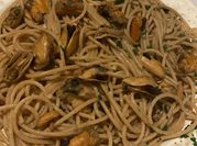 Una foto de spaguetti calamares mejillones