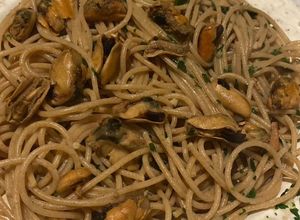 Una foto de Pastas integrales con calamar y mejillones