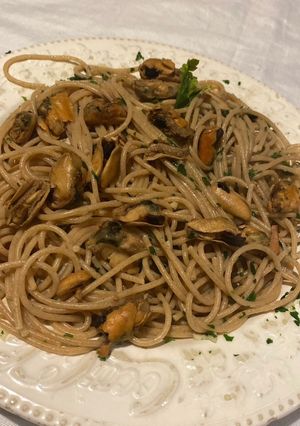 Una foto de Pastas integrales con calamar y mejillones