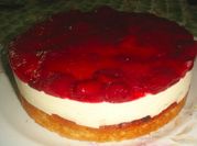 Una foto de cheesecake de mermelada de fresas