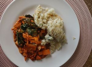Una foto de Irresistible Pollo Jugoso al Achiote con Papitas Doradas y Espinaca