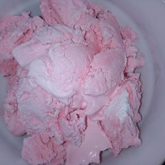 A picture of Icecream strawberry flavoured.