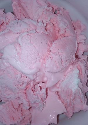 A picture of Icecream strawberry flavoured.