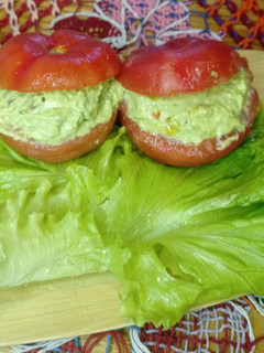 Una foto de Tomates rellenos con palta (Reversionados)