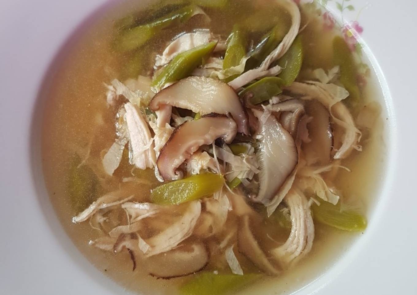 Sop ayam suwir jamur asparagus