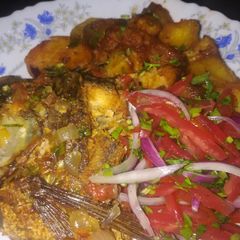 A picture of Fish stew with potatoes and kachumbari.