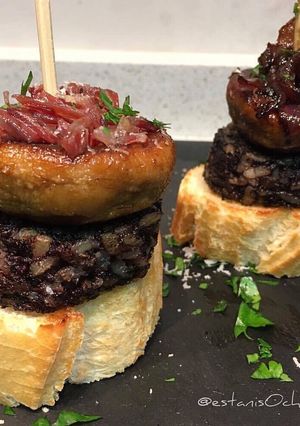 Una foto de Pintxo de champi relleno de jamón ibérico y cebolla morada caramelizada sobre morcilla de Burgos!