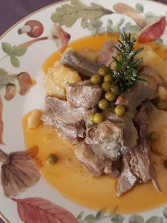 Una foto de Guiso de cordero con patatas y alcachofas