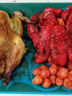 Una foto de Pollo asado, pimientos fritos y tomatitos asados