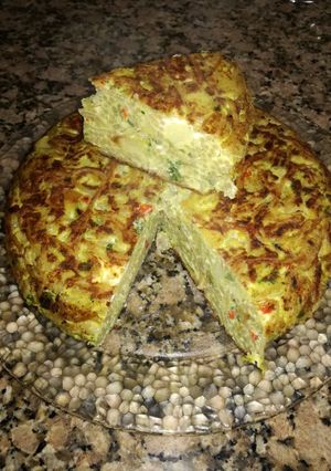 Una foto de Tortilla de papa y fideos
