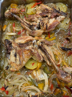 Una foto de Pollo al horno con verduras y especias