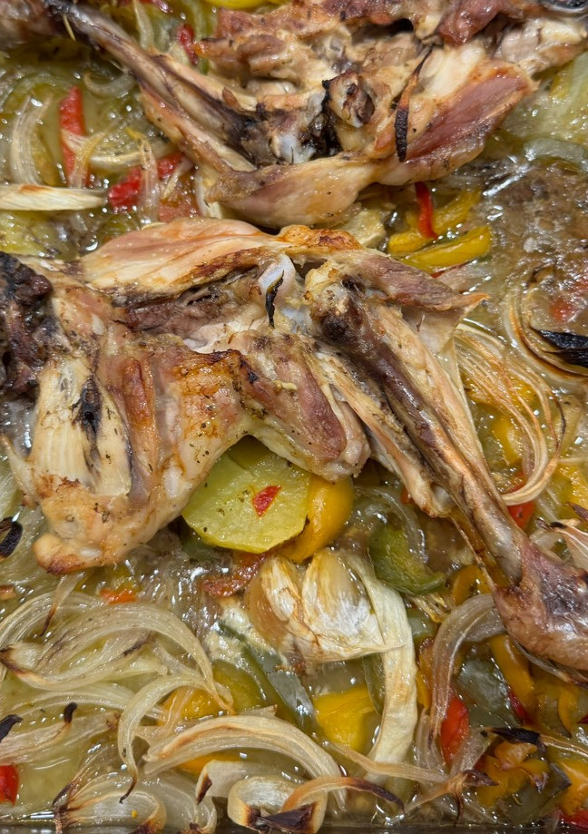 Una foto de Pollo al horno con verduras y especias