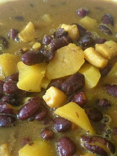 Una foto de Potaje de alubias con merluza y gambas rápido
