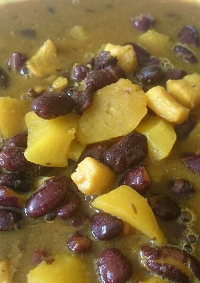 Una foto de Potaje de alubias con merluza y gambas rápido